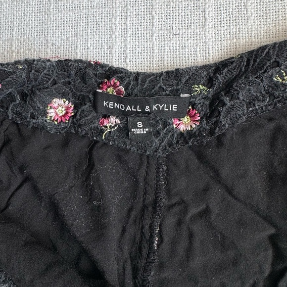 Kendall & Kylie Black Shorts Embroidered Lace Floral Boho Festival Small - Picture 6 of 9